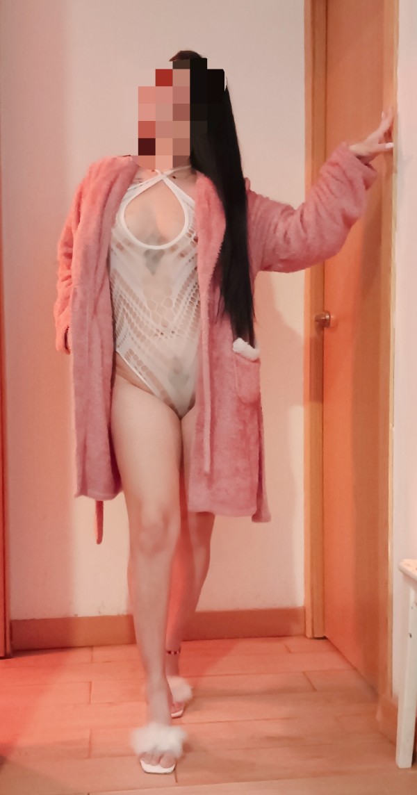 Hermosa implicada jovencita