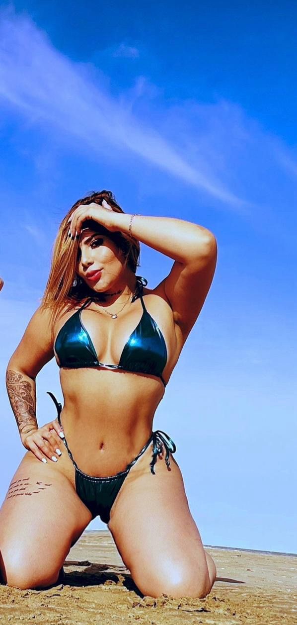 QUIERO QUE TE CORRAS EN MIS TETAS