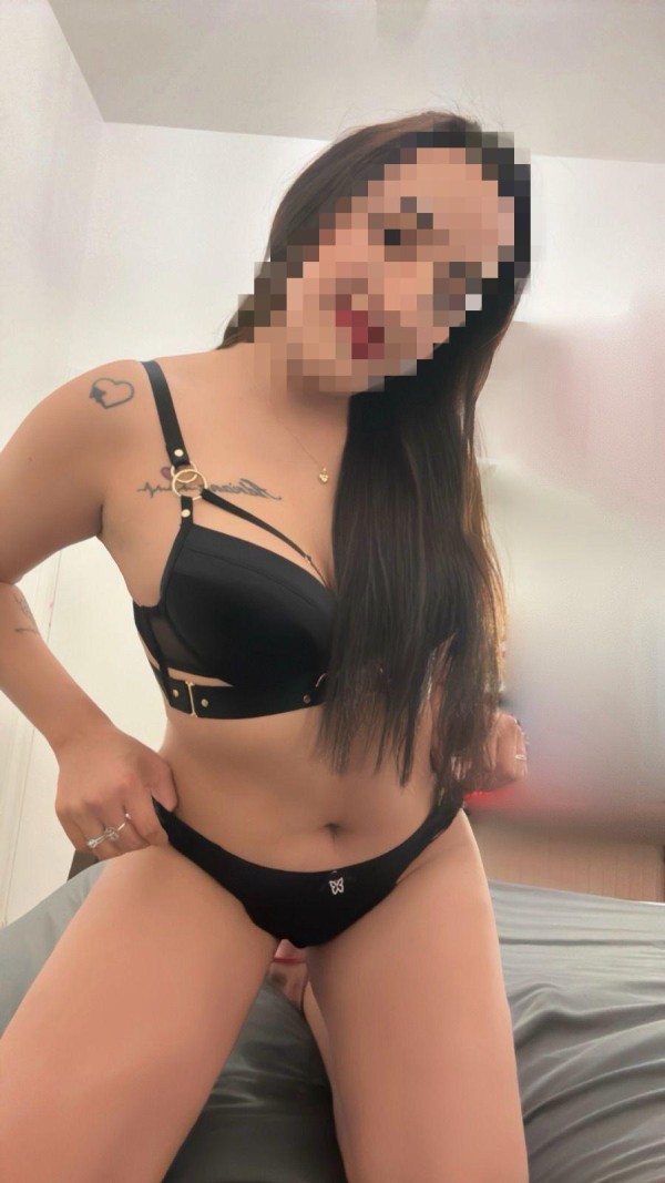 Fiestera sin límites Cariñosa trato de novios Noelia