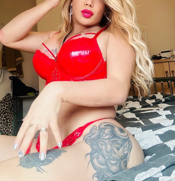 HERMOSA MUÑECA PORNO DOMINTRIX.  FIESTERA