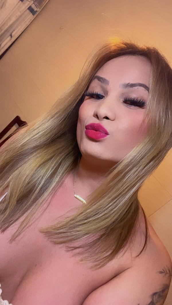 Trans guapa y atractiva y diferénciale fotos reales rubia y cachonda