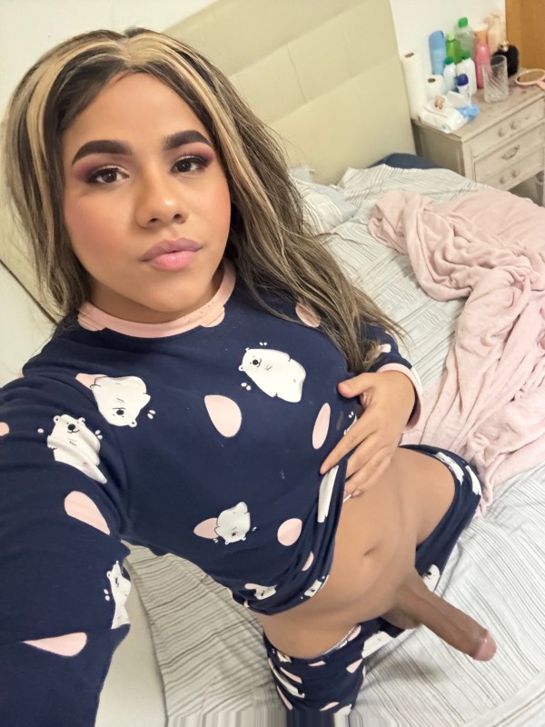Chica trans latina guapa fiestera de polla grande