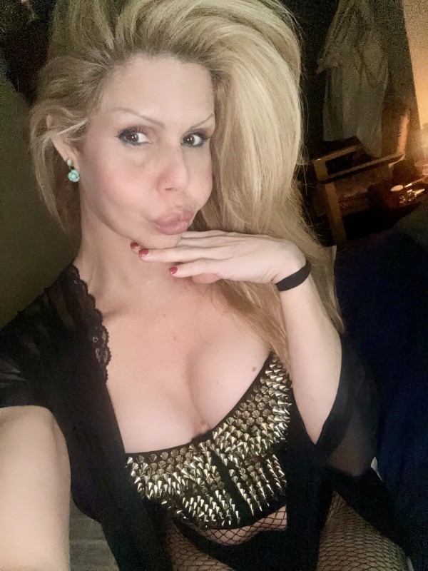 CIBELLE LA RUBIA EXCELENTE SCORT EN TRATOS DE NOVIOS CON EL SEXO COMPLETO