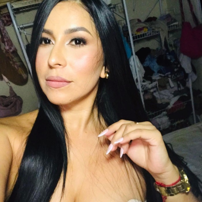 Vas a seguir buscando?? mira mis fotos.