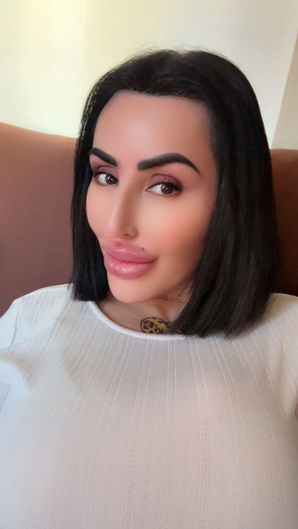 Canaria muy guapa masajista tatuada labios de miel