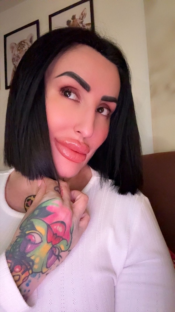 Canaria muy guapa masajista tatuada labios de miel