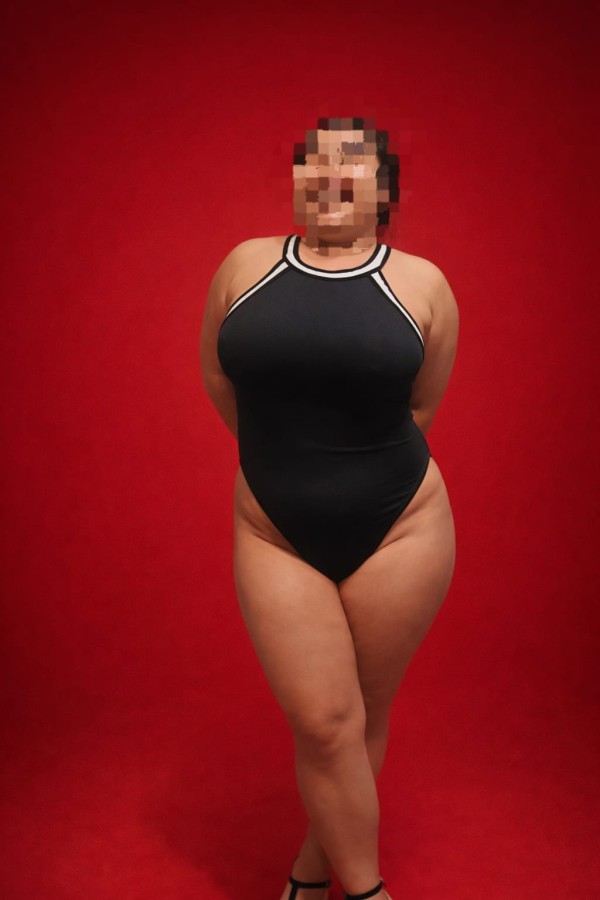 Latina voluptuosa y marchosa a tu disposición