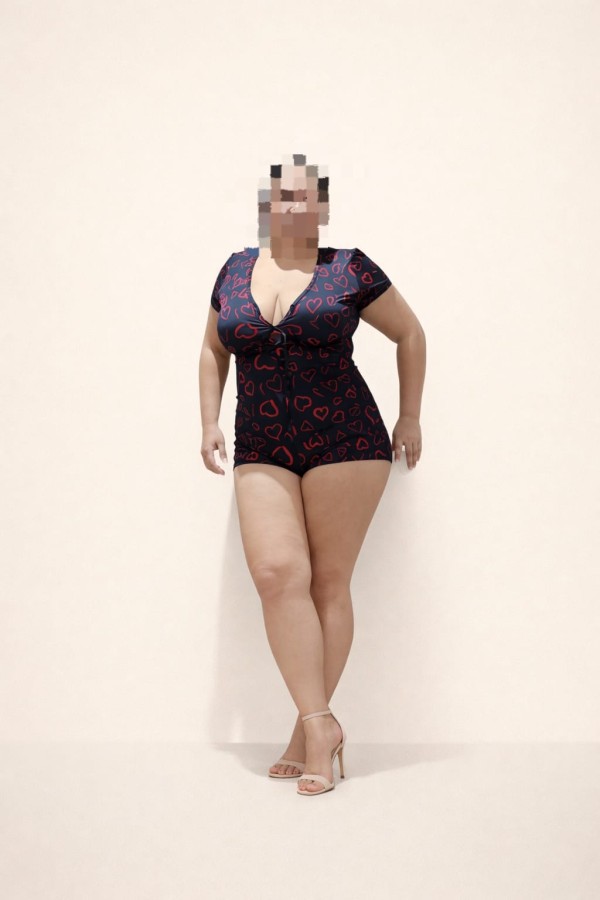 Latina voluptuosa y marchosa a tu disposición