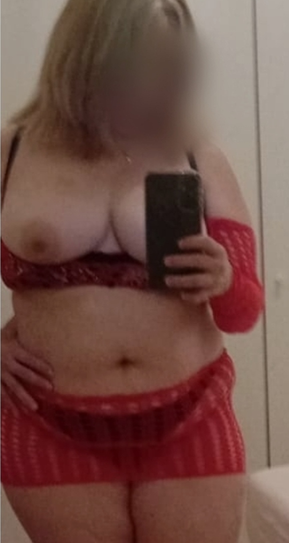 Rubía morbosa implicada fiestera