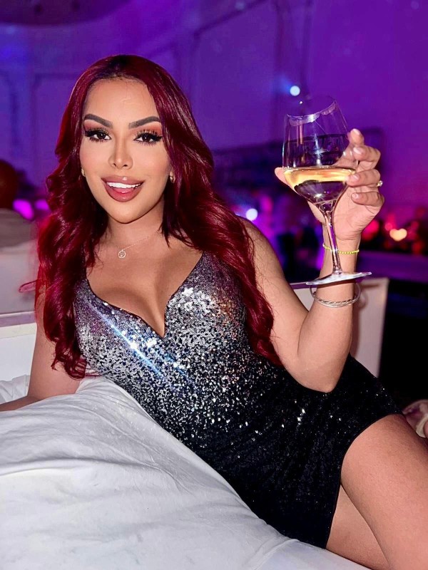 Valery  guapa pelirroja complaciente