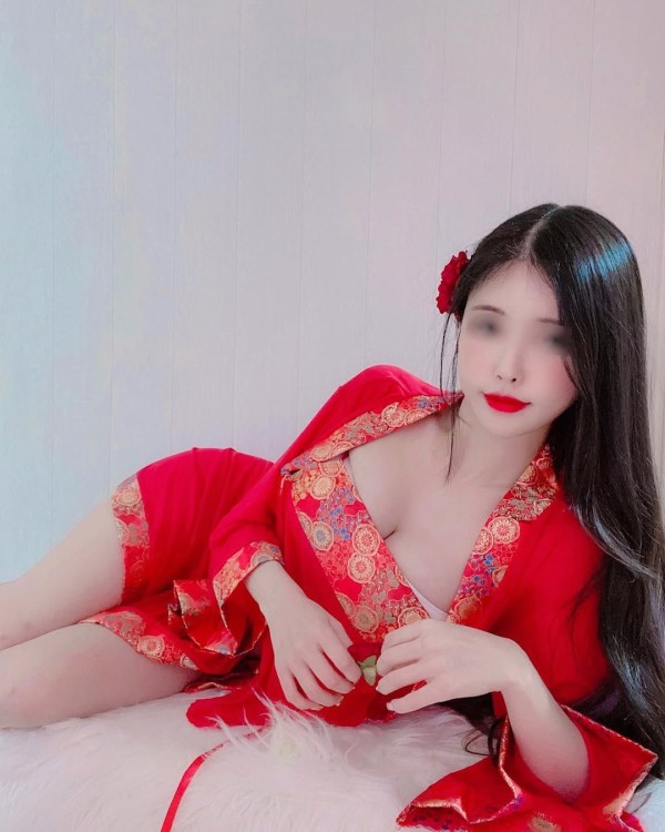 ASIÁTICAS JÓVENES Y MUY GUAPAS EN USERA