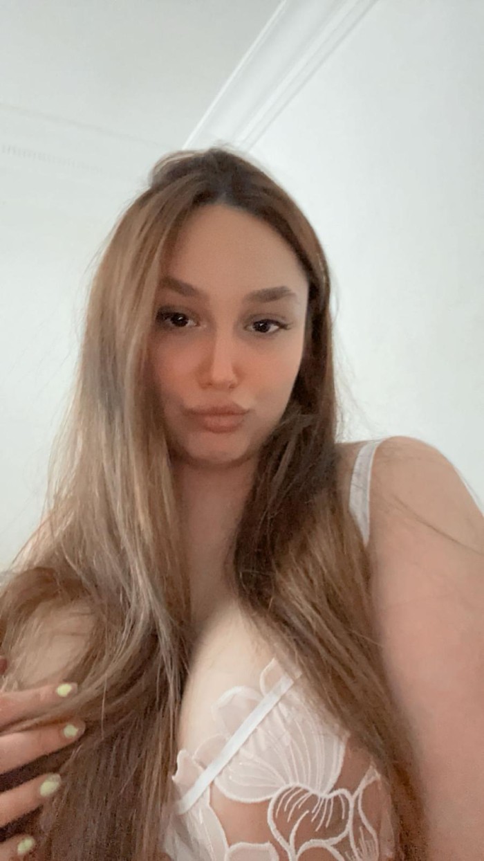 ESPAÑOLA FIESTERA Y MORBOSA