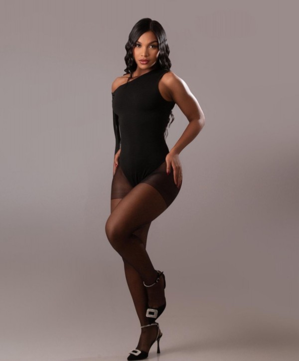 PRIMERA VEZ EN ISABELLA  COMPLACIENTE LATINA