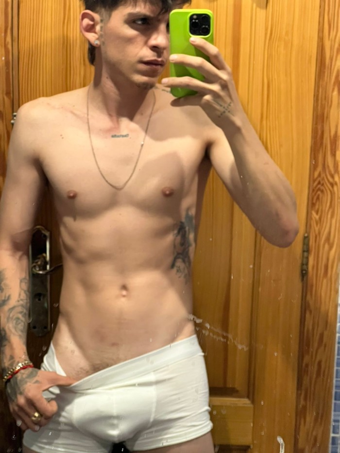 JOVEN DOTADO Y CACHONDO PARA MUJERES Y HOMBRES