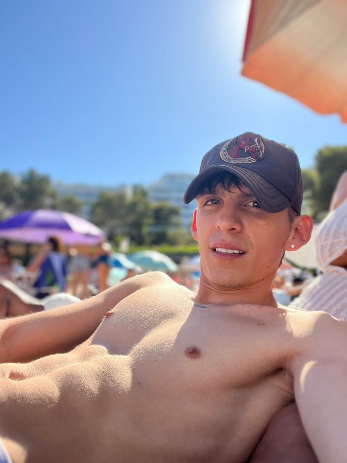 JOVEN DOTADO Y CACHONDO PARA MUJERES Y HOMBRES