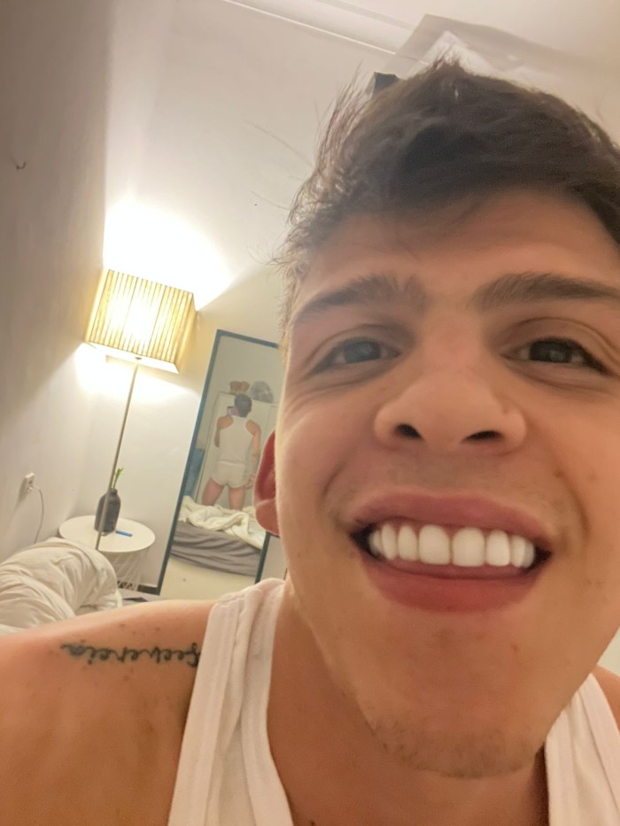 JOVEN DOTADO Y CACHONDO PARA MUJERES Y HOMBRES