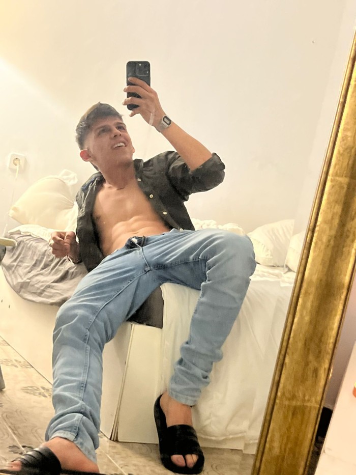 JOVEN DOTADO Y CACHONDO PARA MUJERES Y HOMBRES