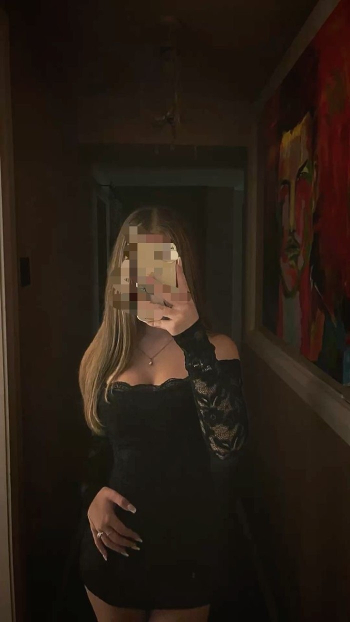 CORAL UNA CHICA CACHONDA Y COMPLETAMENTE