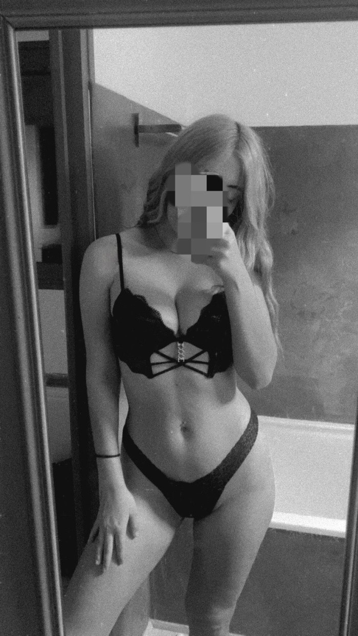 CORAL UNA CHICA CACHONDA Y COMPLETAMENTE