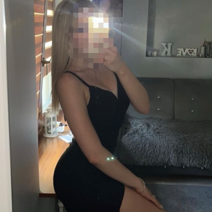 CORAL UNA CHICA CACHONDA Y COMPLETAMENTE