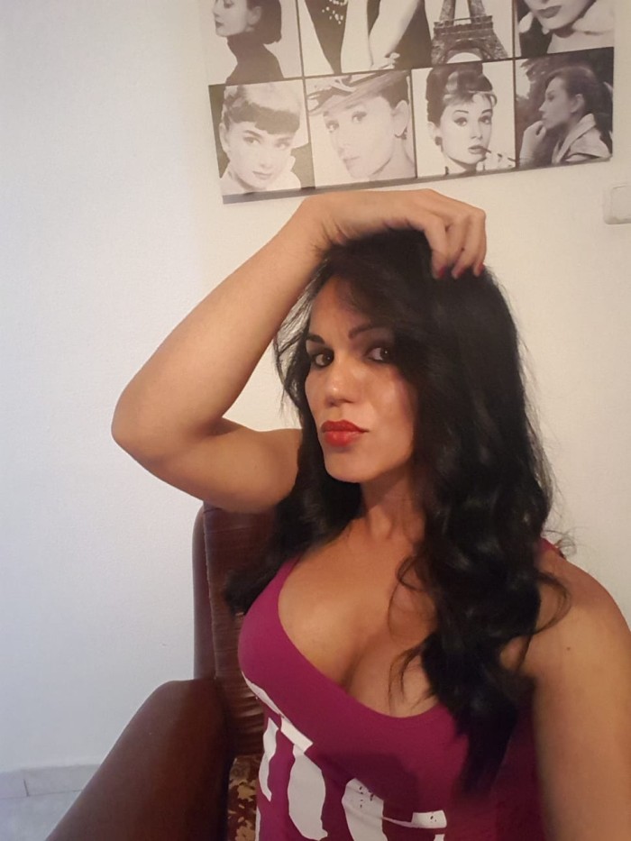Trans muy guapa totalmente implicada