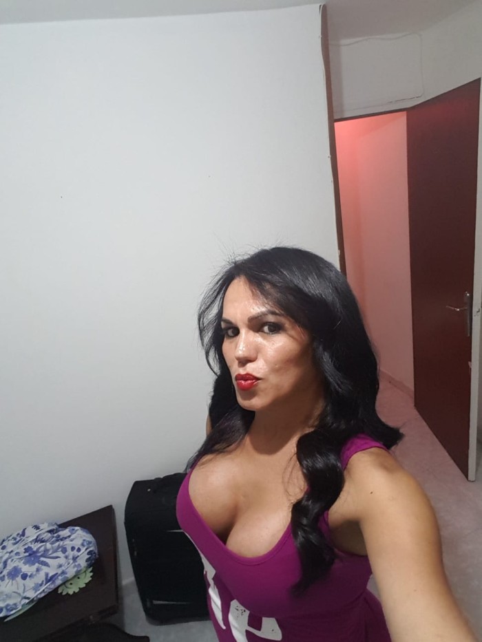Trans muy guapa totalmente implicada