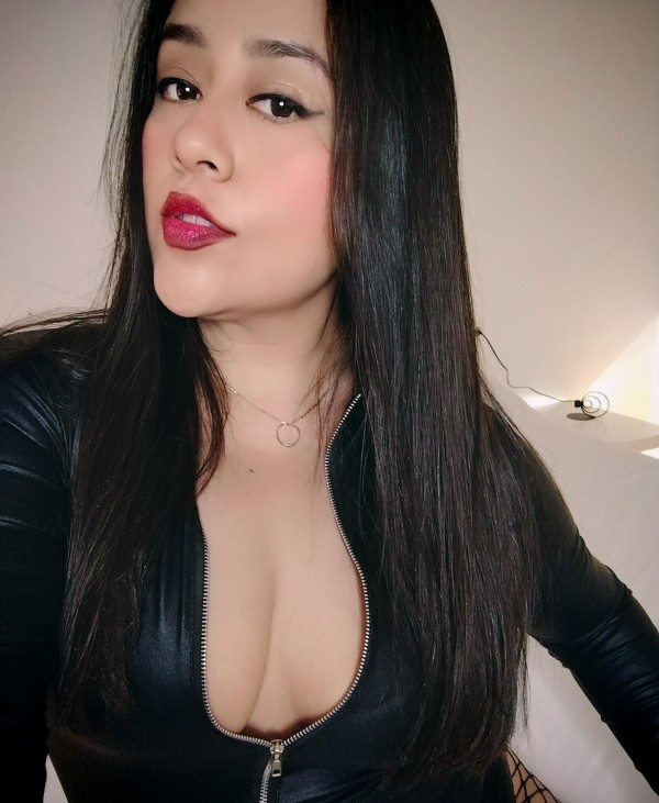 Abre mis piernas para comer mi coñito lentamente