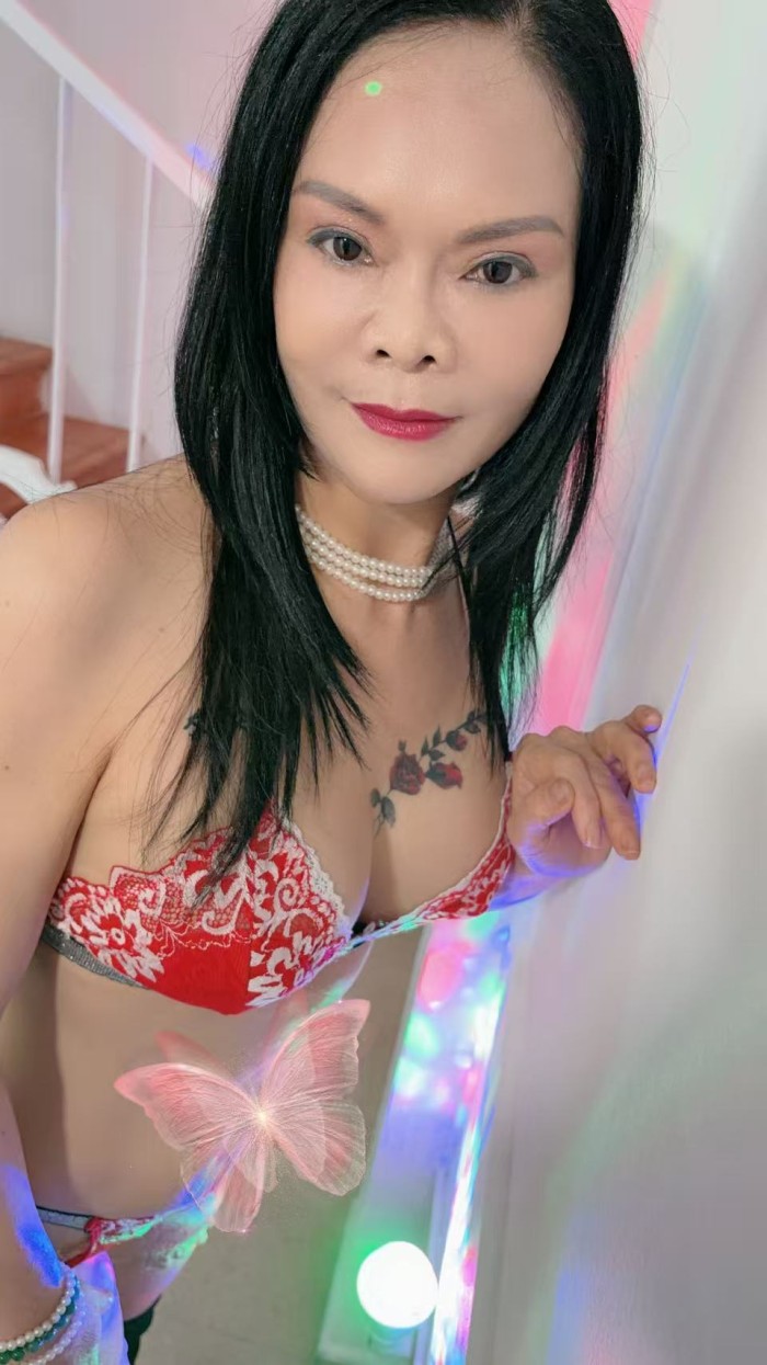 Asiática hermosa, dulce, atrevida