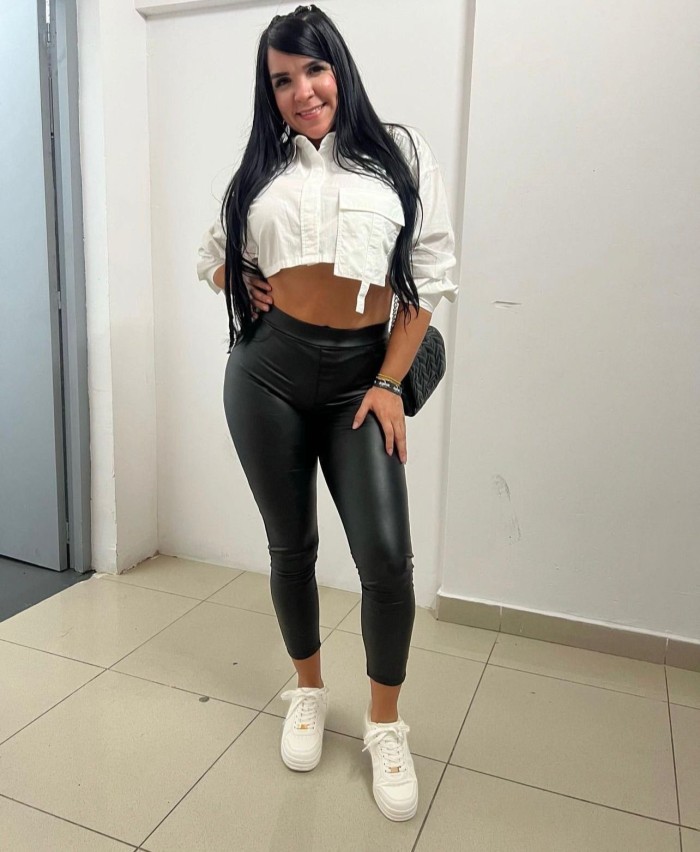 Súper tetona, cañera con ganas de tragar