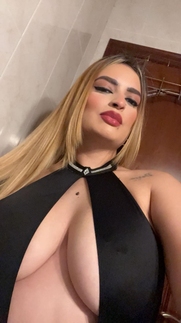 Guapa y complaciente