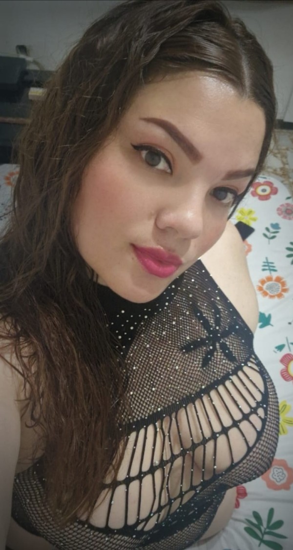 Chica Curvy en la ciudad SALIDAS y lugar propio