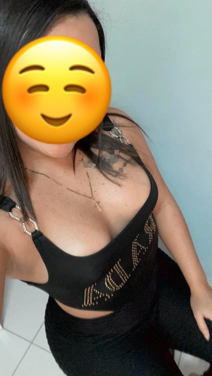 Amigas traviesas en la cama . dúplex ven a jugar