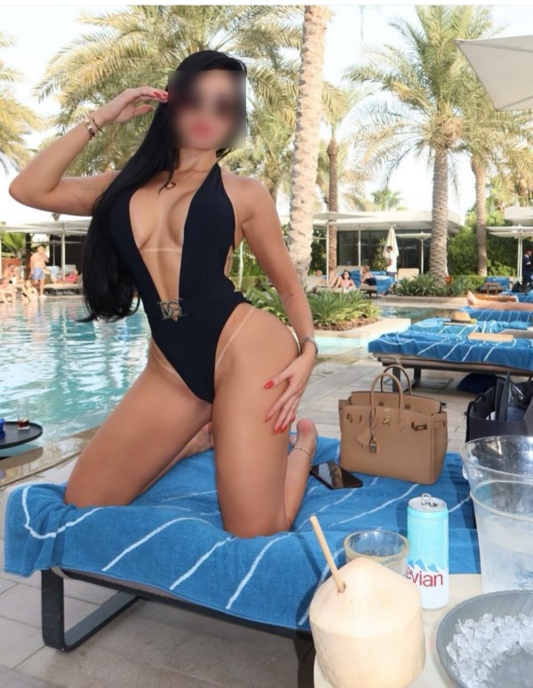 Exótica morena con curvas
