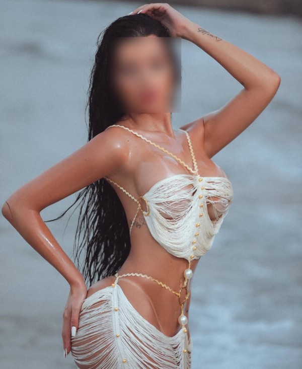 Exótica morena con curvas