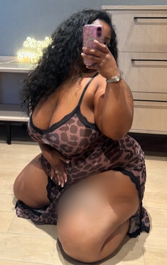 Danna cubana  gorda, tetona fiestera tope , francés natural,