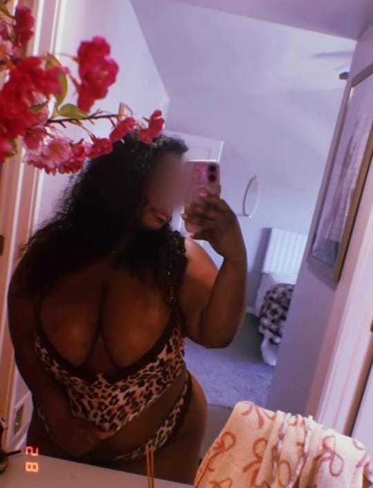 Danna cubana  gorda, tetona fiestera tope , francés natural,