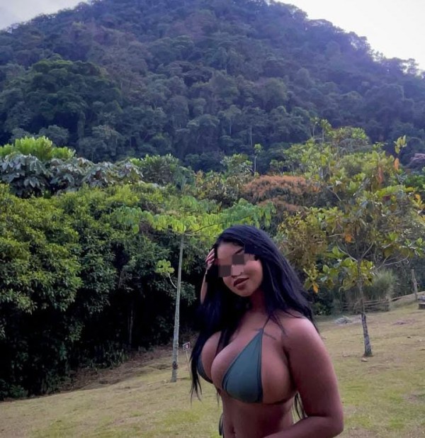 Hola soy mia una latina cariñosa y divertida