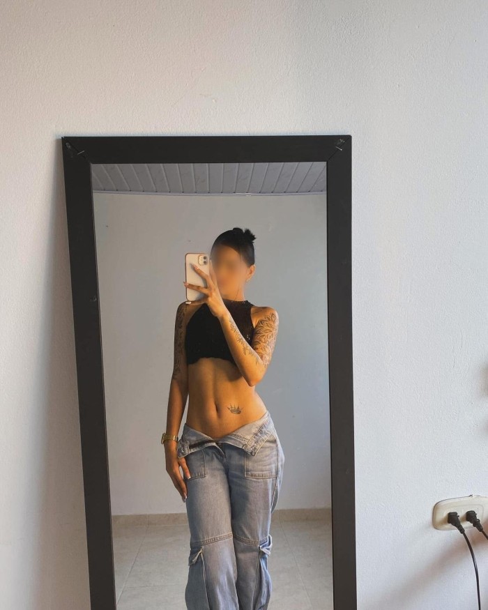 MUY CACHONDA JUGARE CON TU RICA POLLA