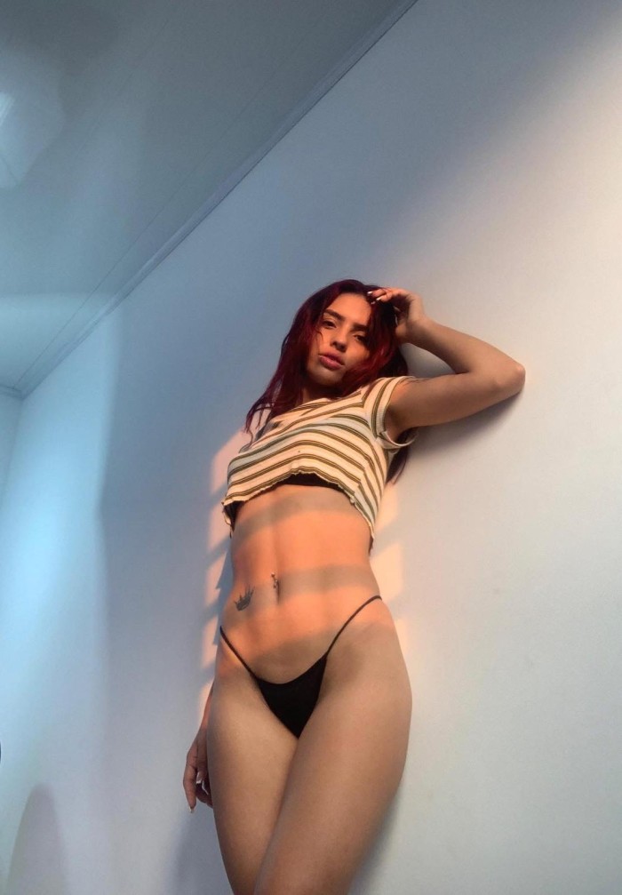 MUY CACHONDA JUGARE CON TU RICA POLLA