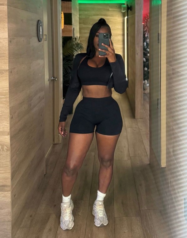 MORENA FIESTERA Y CACHONDA EN CADIZ