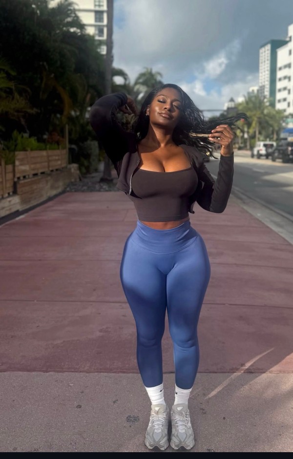 MORENA FIESTERA Y CACHONDA EN CADIZ