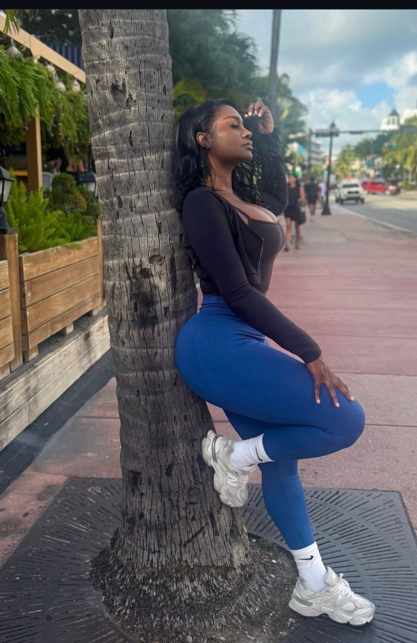 MORENA FIESTERA Y CACHONDA EN CADIZ