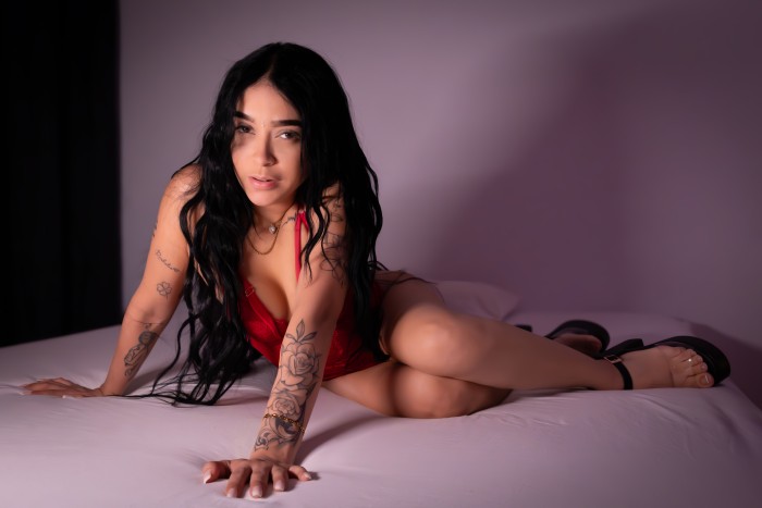 SOFÍA, joven colombiana de 22 años brillando en