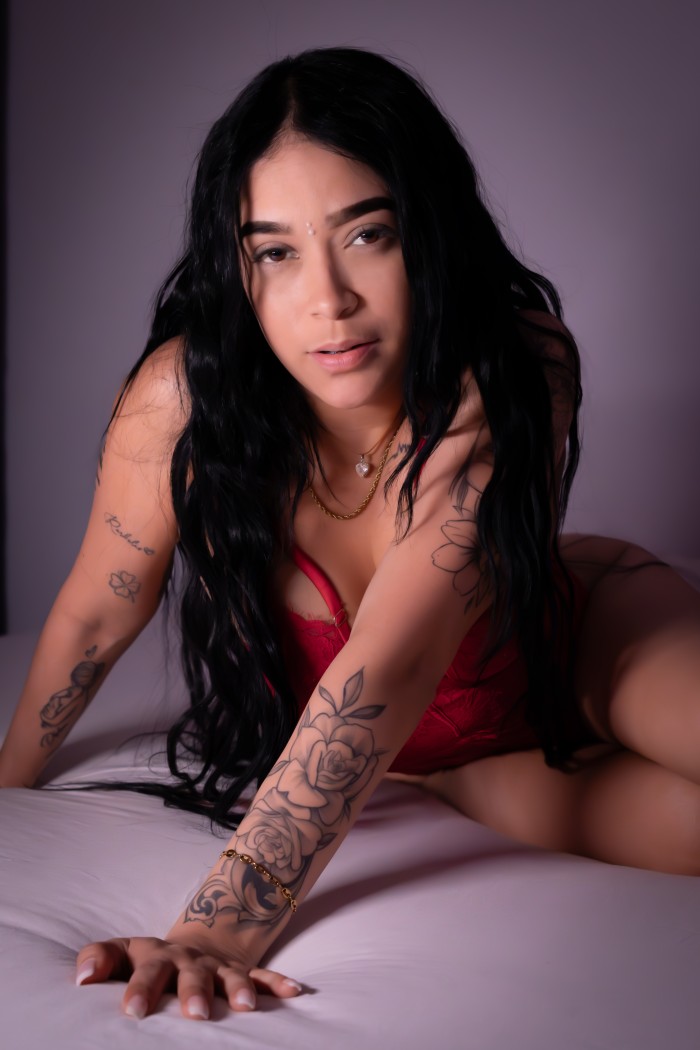 SOFÍA, joven colombiana de 22 años brillando en