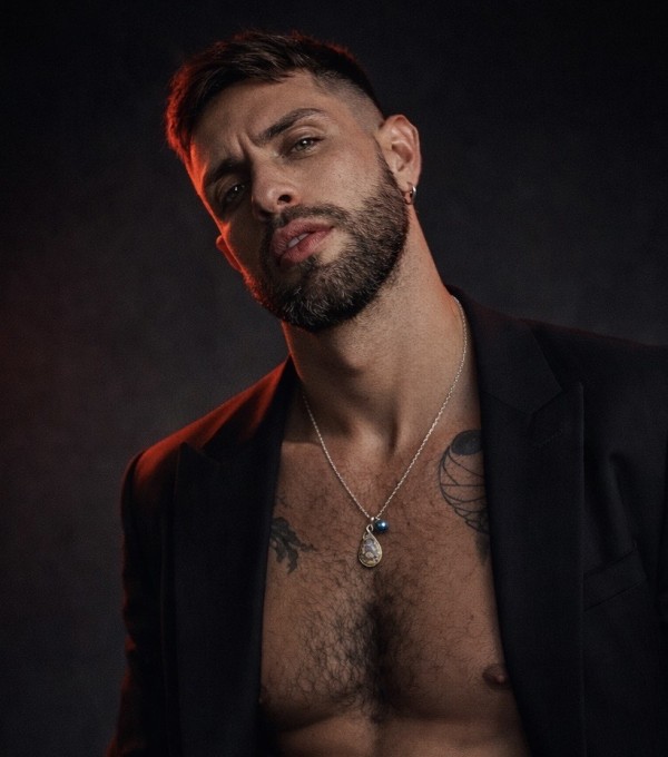 Latino Masculino Dominante y muy Caliente