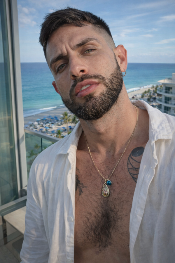 Latino Masculino Dominante y muy Caliente