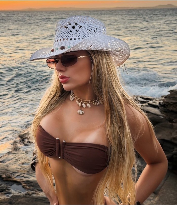 RUBIA DELGADA HAGO SALIDAS TENGO CASA