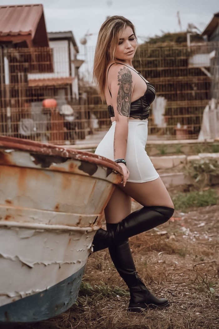 Impresionante rubia tatuada muy completa