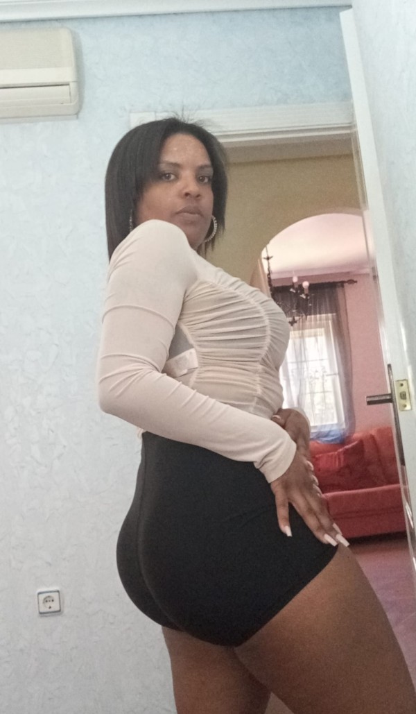 Una morena nueva por la zona disponible