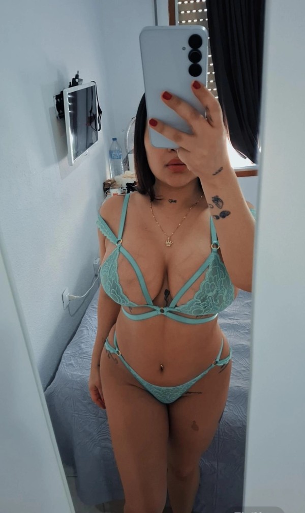 Chica traviesa para cumplir tus deseos